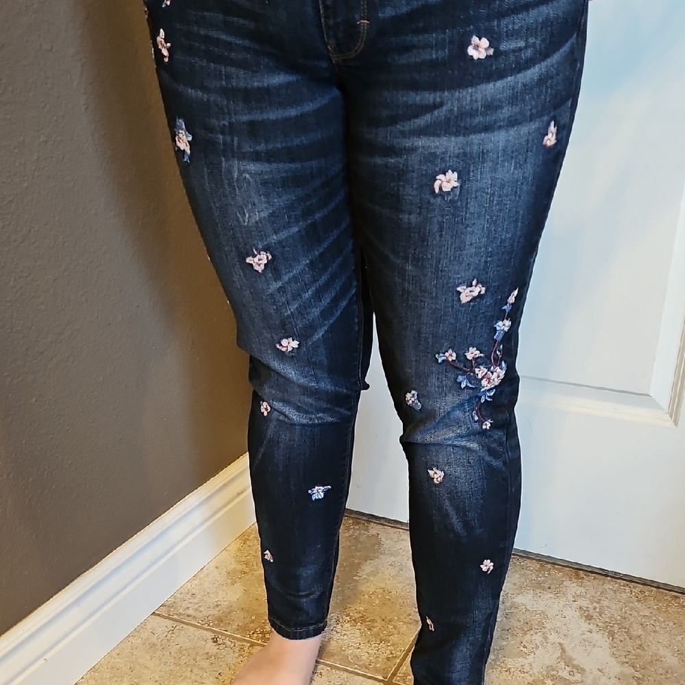 Outfit Pairing High-Rise Jeans with Pink Floral Embroidery And Silky Top